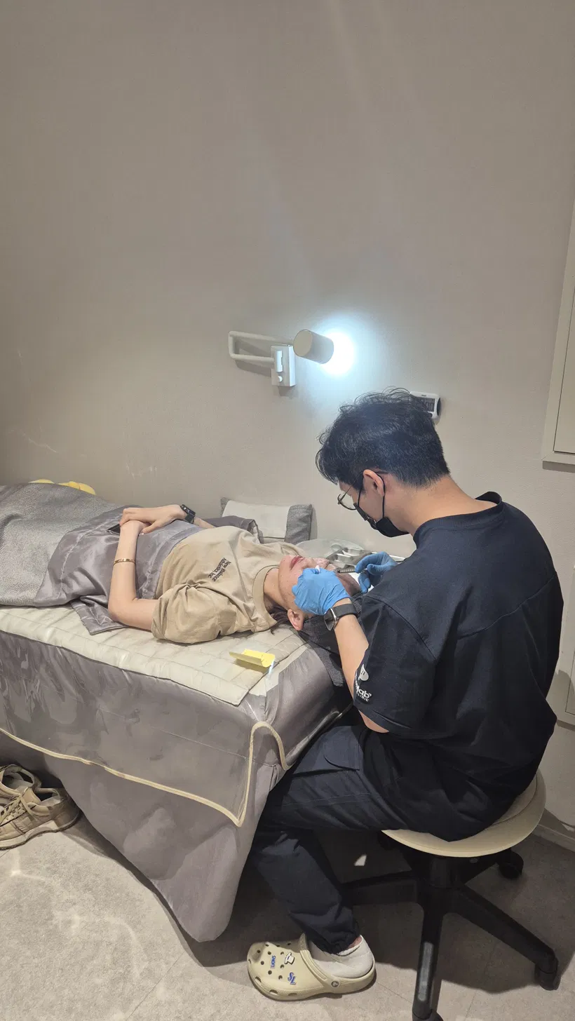 Post-op swelling care by MKS manager